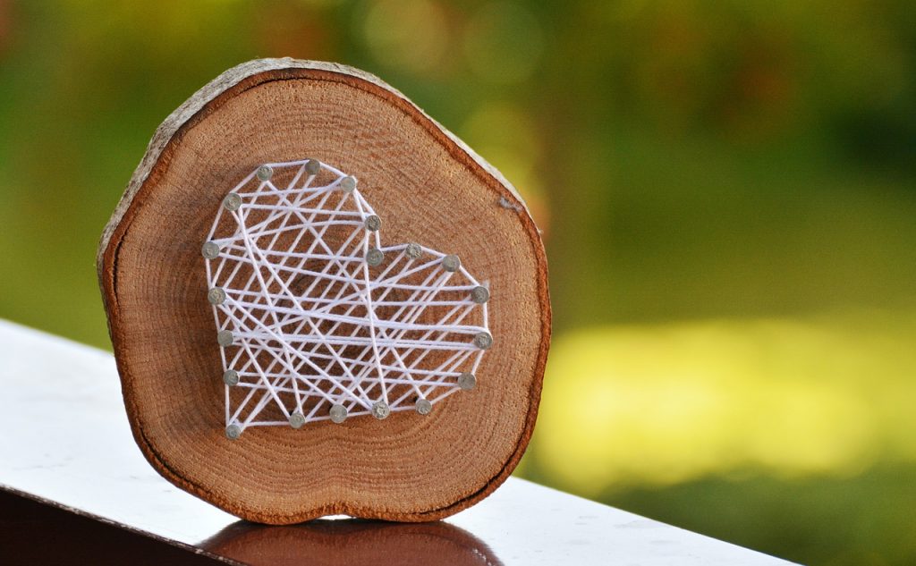 wood-string-heart